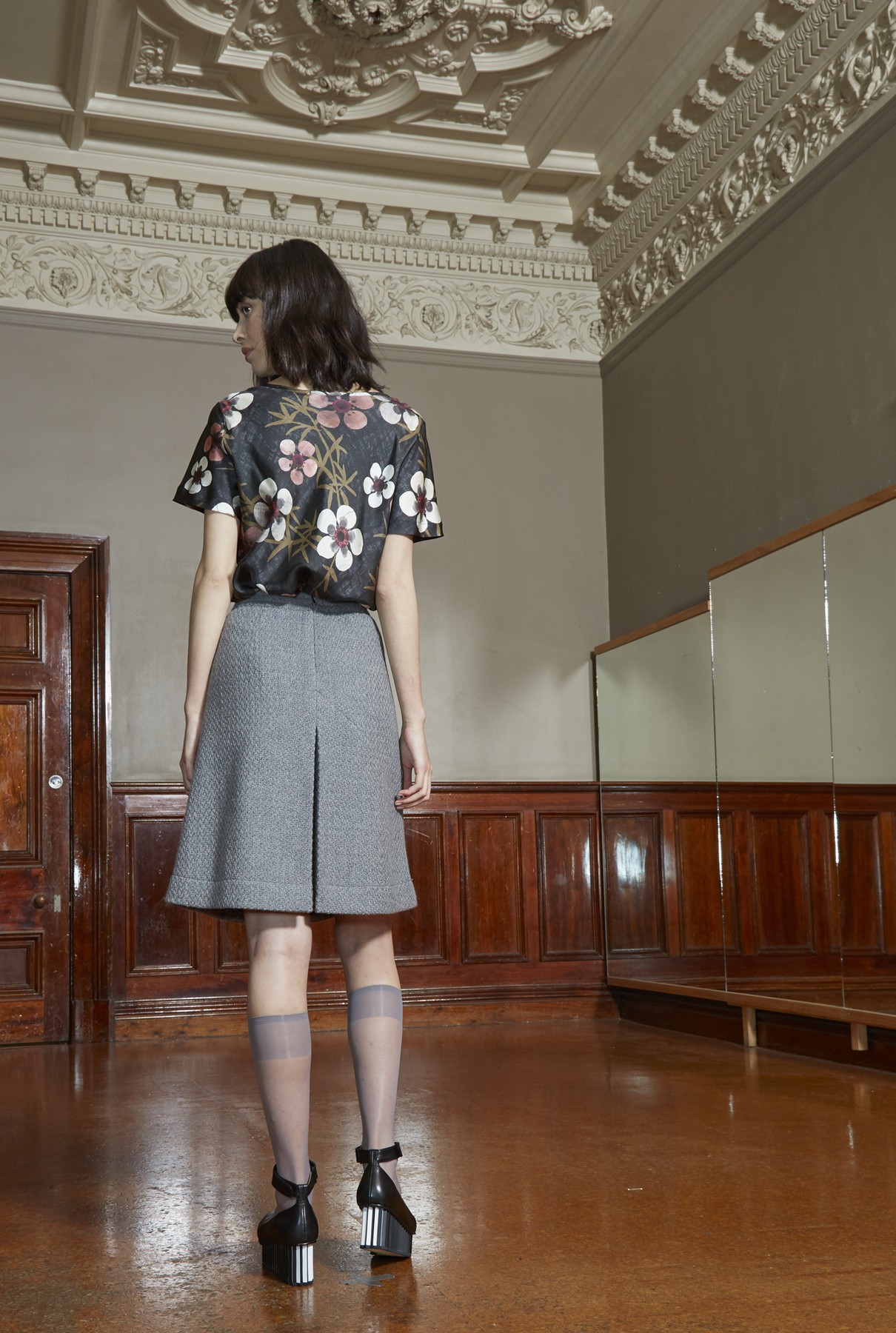 dusk skirt-short/soft grey
blossom tee/manuka blossom